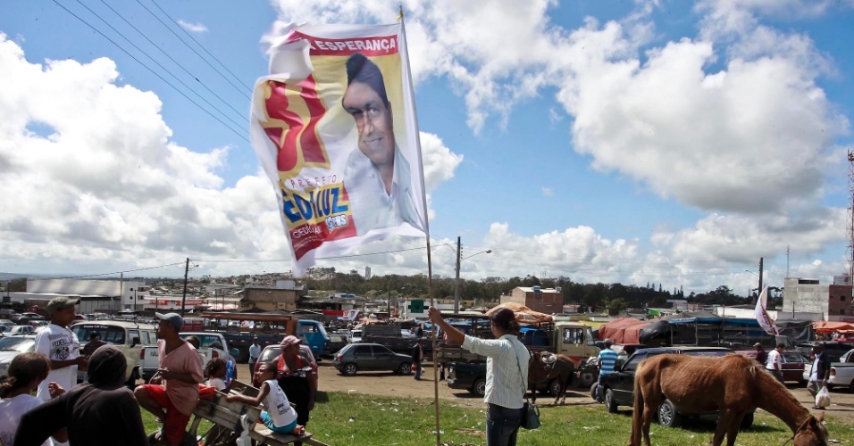 Cabo eleitoral ergue bandeira do candidato do PHS,  José Luiz de Lima Sampaio, mais conhecido como Zé da Luz, que já foi prefeito de Caetés por três gestões e tenta pela segunda vez ser prefeito de Garanhuns