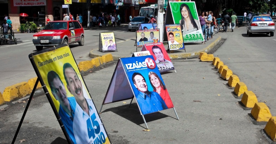 Cavaletes de campanhas políticas aparecem enfileirados nas ruas do centro