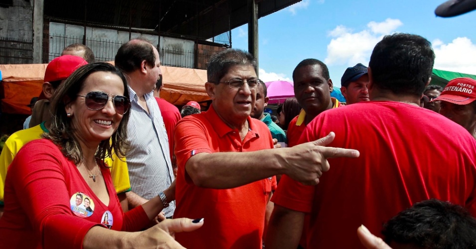 O próprio Zé da Luz (de óculos) pede votos junto com seus correligionários em feira livre no centro da cidade