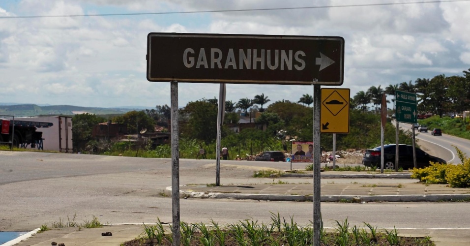 Placa mostra direção para o município de Garanhuns, localizado no agreste pernambucano, onde o ex-presidente Lula nasceu