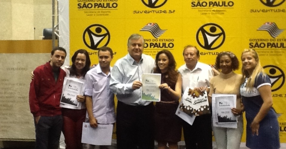 13.set.2012 - O candidato do PPL à Prefeitura de São Paulo, Miguel Manso (centro), participa da assinatura do Pacto pela Juventude, na Câmara de São Paulo