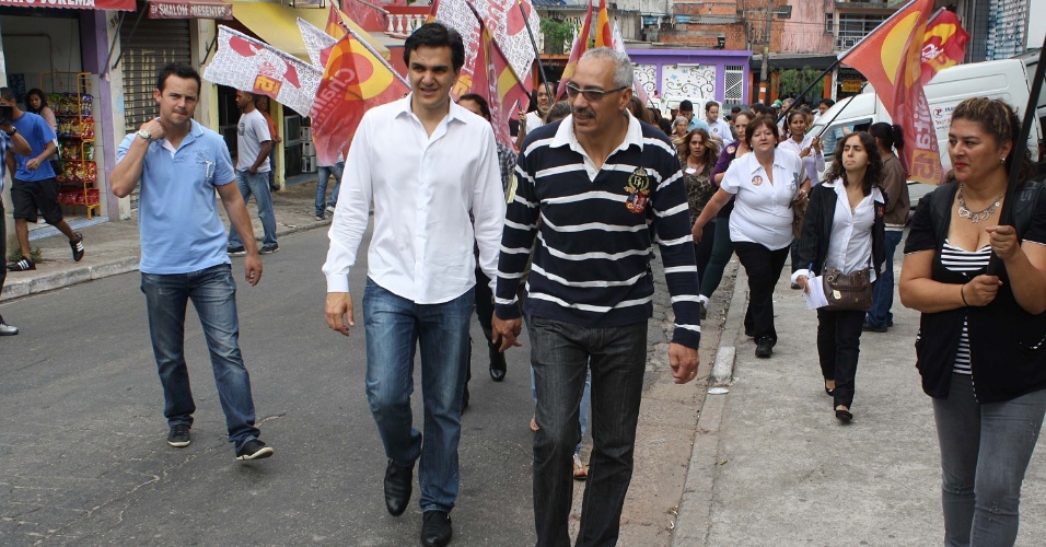 14.set.2012 - O candidato à Prefeitura de São Paulo, Gabriel Chalita (PMDB), participa de passeio a pé com mulheres, no Morro Doce em Perus, na Zona Norte 