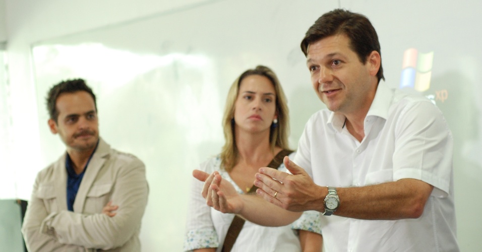 17.set.2012 - Geraldo Julio, candidato do PSB à Prefeitura do Recife, deu uma palestra na manhã desta segunda-feira a estudantes de uma faculdade no bairro de Soledade, região leste da capital pernambucana