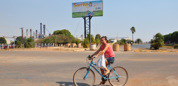 Moradora de Sorriso (MT) atravessa a BR-163 de bicicleta - Gabriela Fujita/UOL