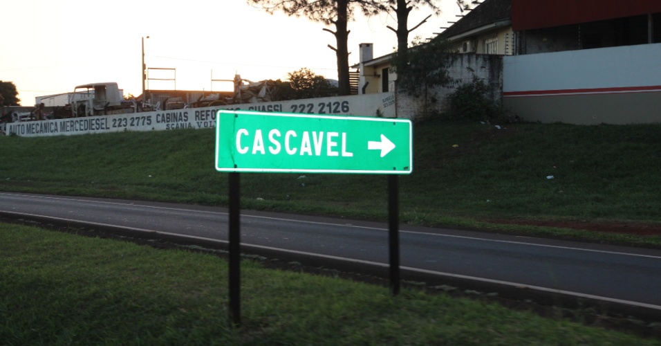 18.set.2012 - Placa indica acesso a Cascavel em rodovia 