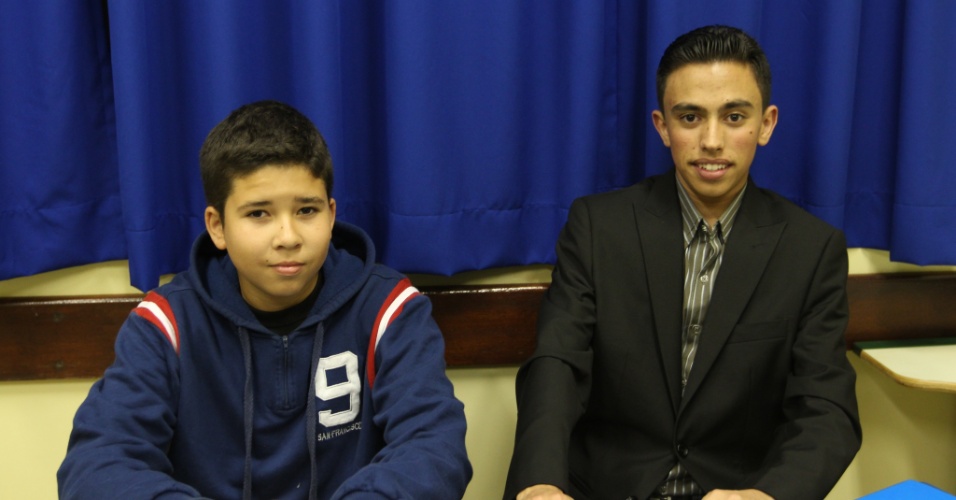 18.set.2012 - Lucas Martins (à direita), 16, membro da Câmara Jovem de Cascavel