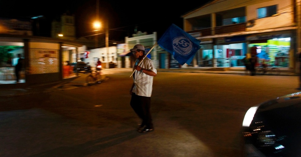18.set.2012 - Homem com bandeira politica no Centro do Muncipio de Inga , na Paraiba