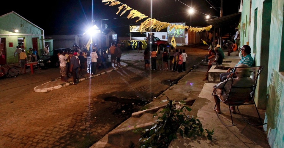 18.set.2012 - Homens observam comício em Ingá, na Paraíba 