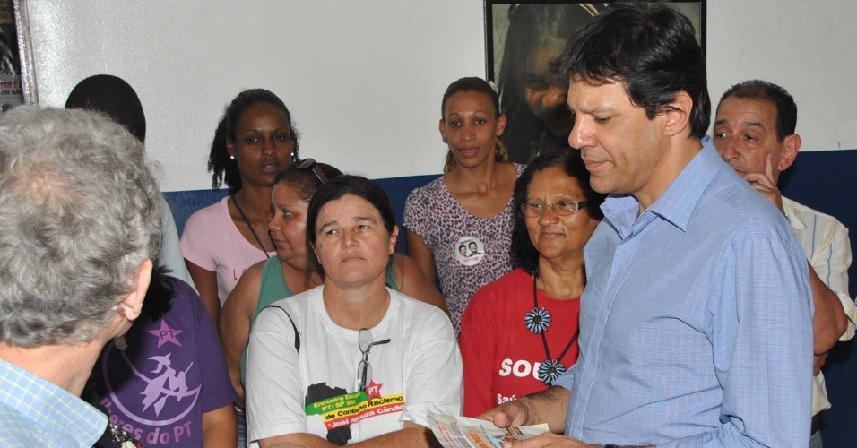 18.set.2012 - O candidato do PT à Prefeitura de São Paulo, Fernando Haddad (à dir.), visita o Centro de Direitos Humanos de Sapopemba, na zona sudeste da capital