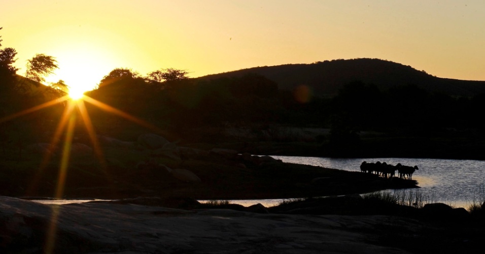 18.set.2012 - Pôr-do-sol no rio de Ingá, no municipio de Inga, na Paraíba