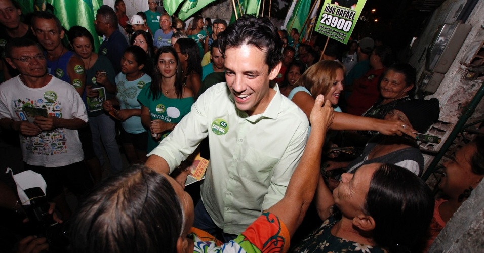 18.set.2012 - Daniel Coelho, candidato do PSDB à Prefeitura do Recife, fez caminhada na noite desta terça-feira pelo bairro Totó, região sudoeste da capital pernambucana