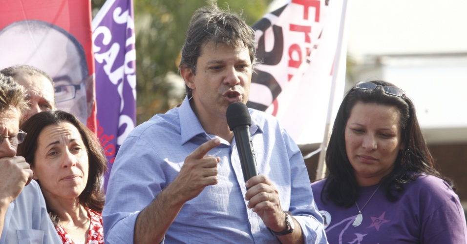 18.set.2012 - Fernando Haddad, candidato do PT à Prefeitura de São Paulo, discursa durante caminhada pela região da avenida Sapopemba, na zona leste da capital paulista