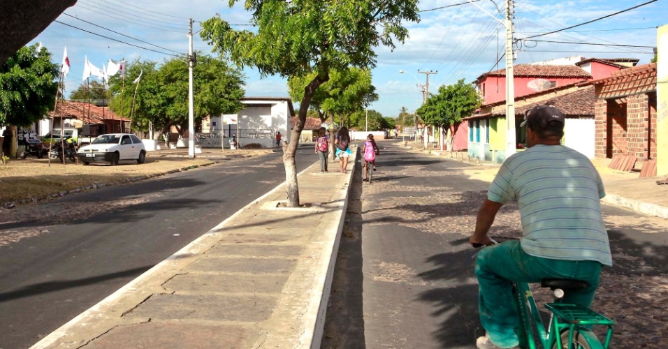 19.set.2012 - Homem anda de bicicleta em avenida de Ilha Grande, no Piauí