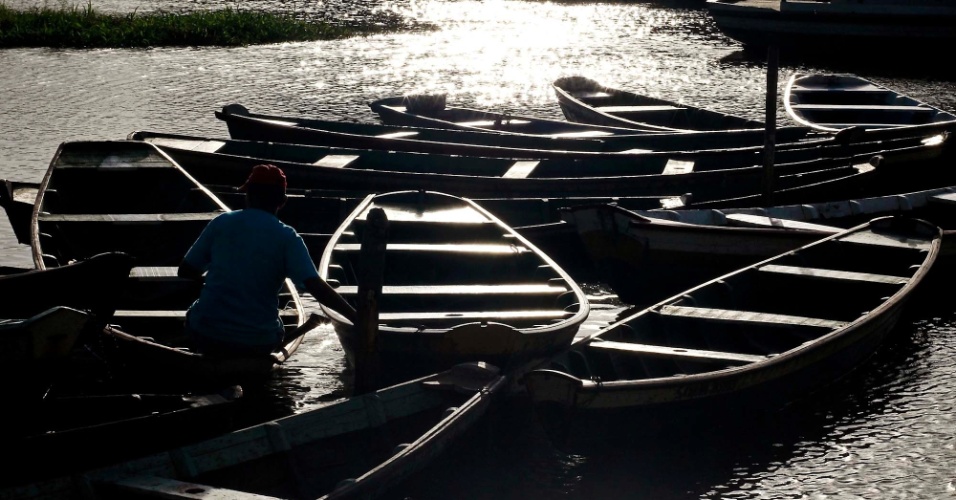 19.set.2012 - Homem se prepara para pescar no rio Parnaíba, no município de Ilha Grande, no Piauí