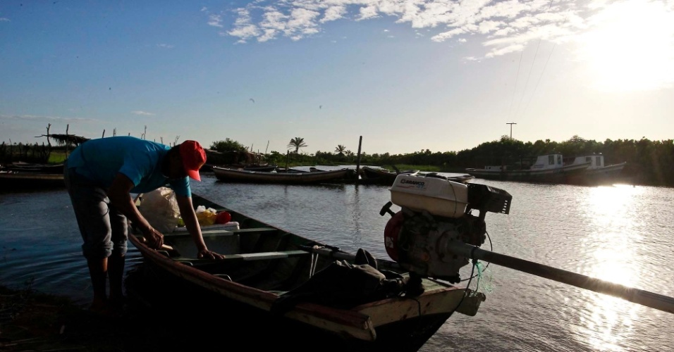 19.set.2012 - Homem se prepara para pescar no rio Parnaíba, no município de Ilha Grande, no Piauí