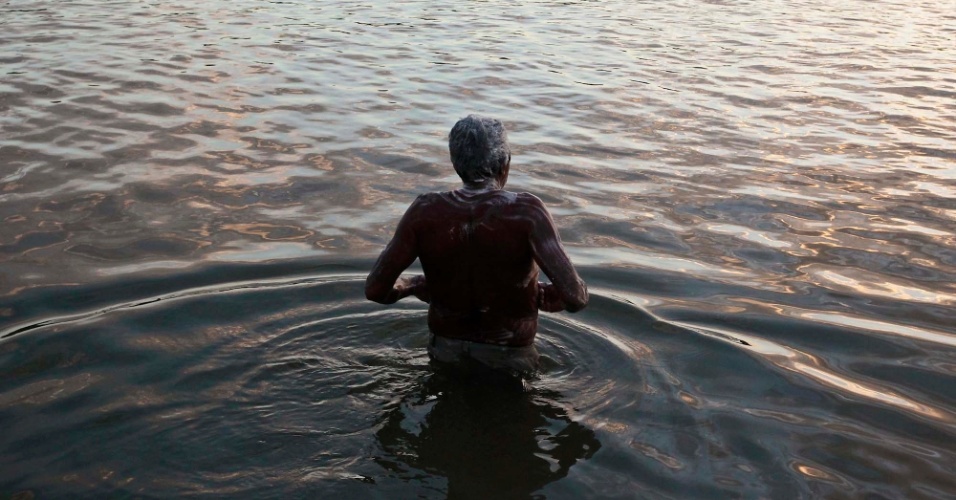 19.set.2012 - Homem toma banho no rio Parnaíba no município de Ilha Grande, no Piauí