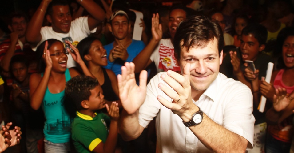 19.set.2012 - O candidato do PSB à Prefeitura do Recife, Geraldo Julio, conversa com eleitores no bairro Alto José do Pinho, durante caminhada na noite de quarta-feira 