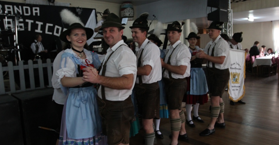 26.set.2012 - O grupo folclórico Alpino Germânico apresenta uma de suas danças típicas em clube de Pomerode (SC)