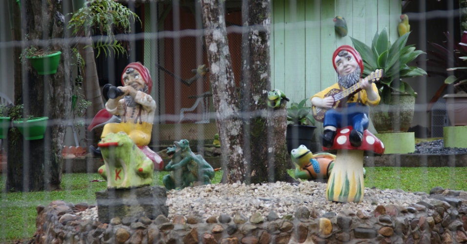 26.set.2012 - Estátuas de gesso com imagens de anões são populares na área rural de Pomerode