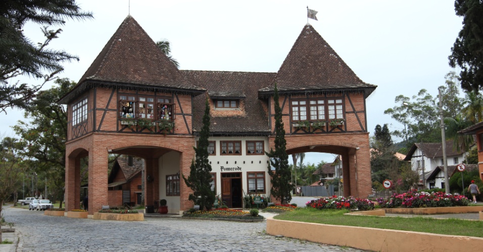 26.set.2012 - Pórtico de entrada de Pomerode reproduz arquitetura típica da Alemanha