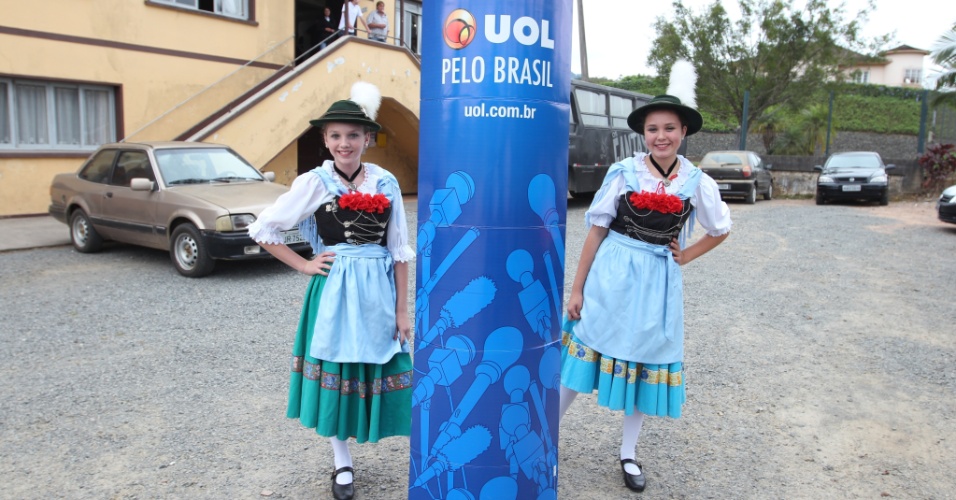 26.set.2012 - Crianças posam ao lado de banner do UOL diante de clube típico alemão de Pomerode