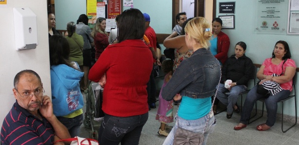 Pacientes aguardam atendimento na Unidade de Saúde Bairro Novo, em Curitiba; reclamações constantes