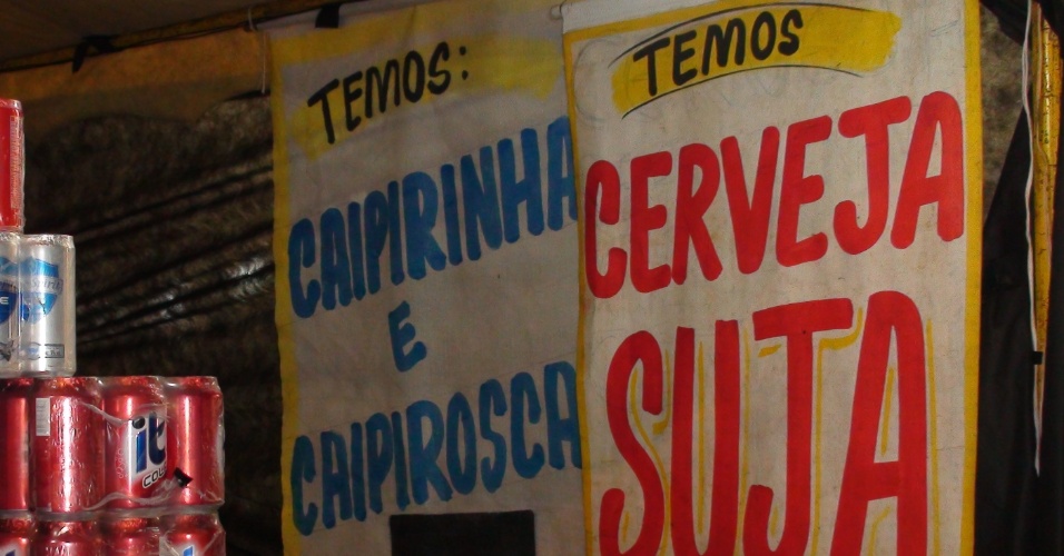 21.jul.2012 - Barraca vende 'cerveja suja' durante festa folclórica em Porto velho (RO)