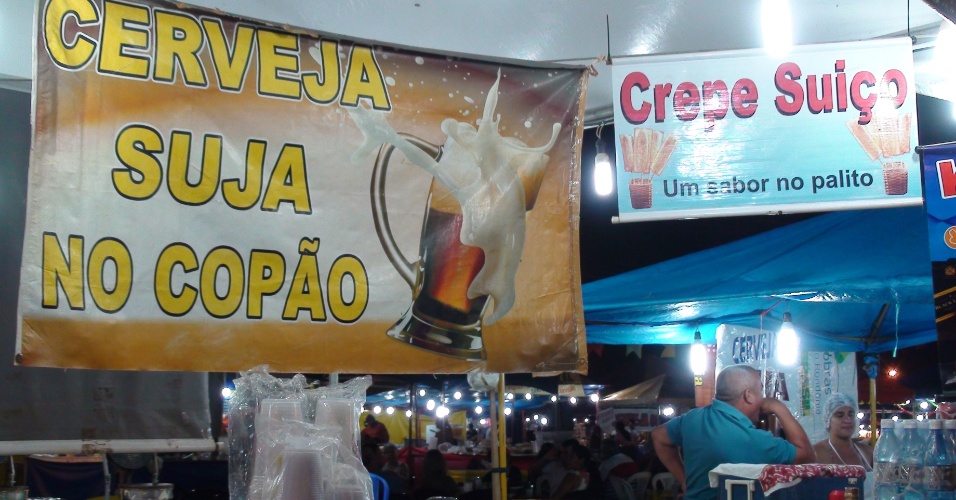 21.jul.2012 - Barraca vende 'cerveja suja' durante festa folclórica em Porto velho (RO)