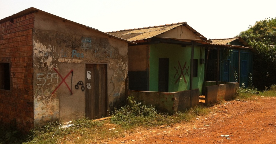 21.jul.2012 - Casas interditadas pela Defesa Civil são marcadas com a letra 'x' em Porto Velho (RO)