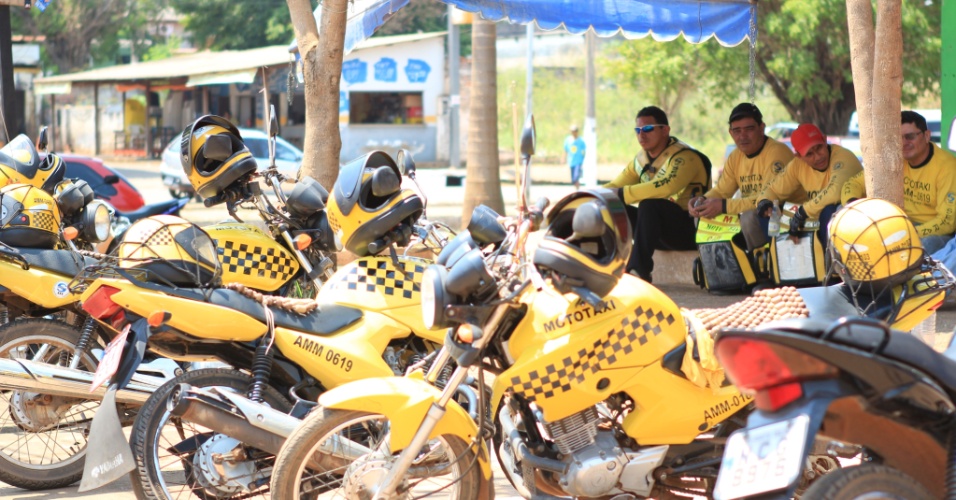 21.jul.2012 - Mototaxistas aguardam clientes em Porto Velho (RO)