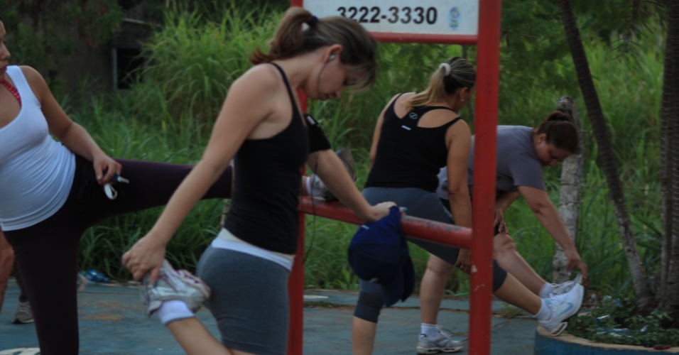 21.jul.2012 - Mulheres se exercitam ao ar livre em Porto Velho, em Rondônia