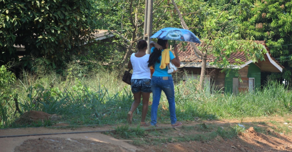 21.jul.2012 - Mulheres se protegem do sol de Porto Velho, em Rondônia