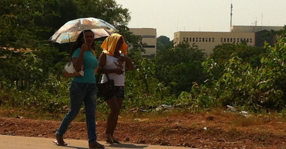 21.jul.2012 - Mulheres se protegem do sol enquanto caminham em Porto Velho (RO)