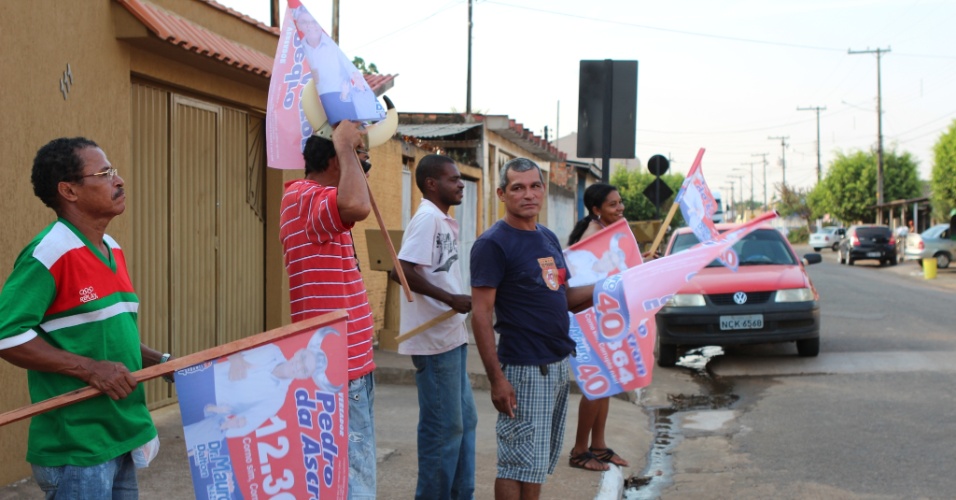 21.jul.2012 - Partidários realizam panfletagem para o candidato a vereador de Porto Velho Pedro da Ascron
