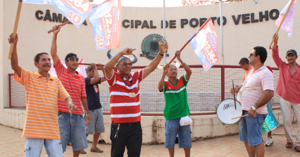 21.jul.2012 - Partidários realizam panfletagem para o candidato a vereador de Porto Velho Pedro da Ascron
