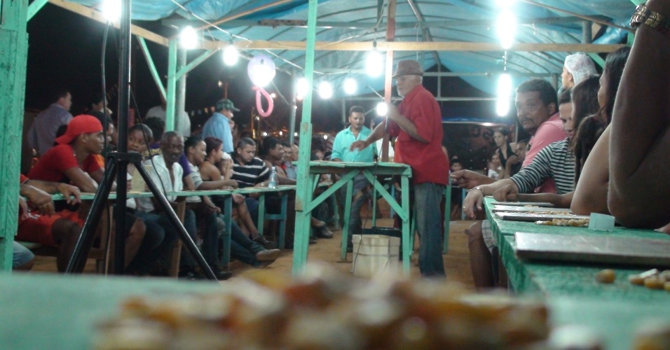 21.jul.2012 - Pessoas jogam bingo durante festa folclórica em Porto Velho (RO)