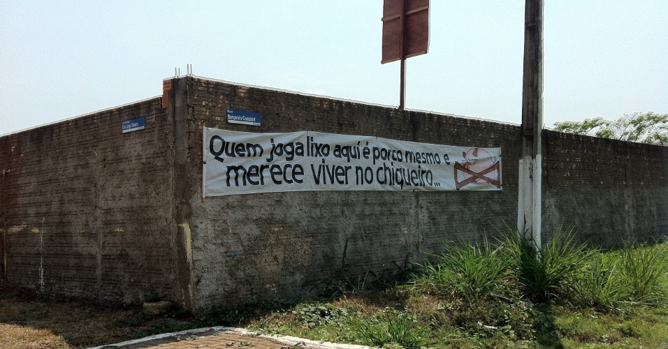 21.jul.2012 - Placa indica protesto contra lixo jogado em rua de Porto Velho (RO)