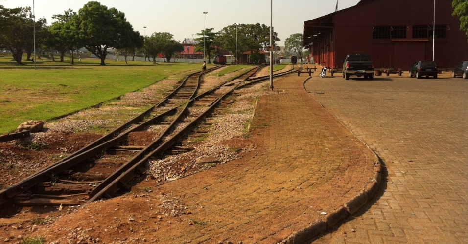 21.jul.2012 - Trilho desativado da estrada de ferro Madeira Mamoré, em Porto Velho (RO)