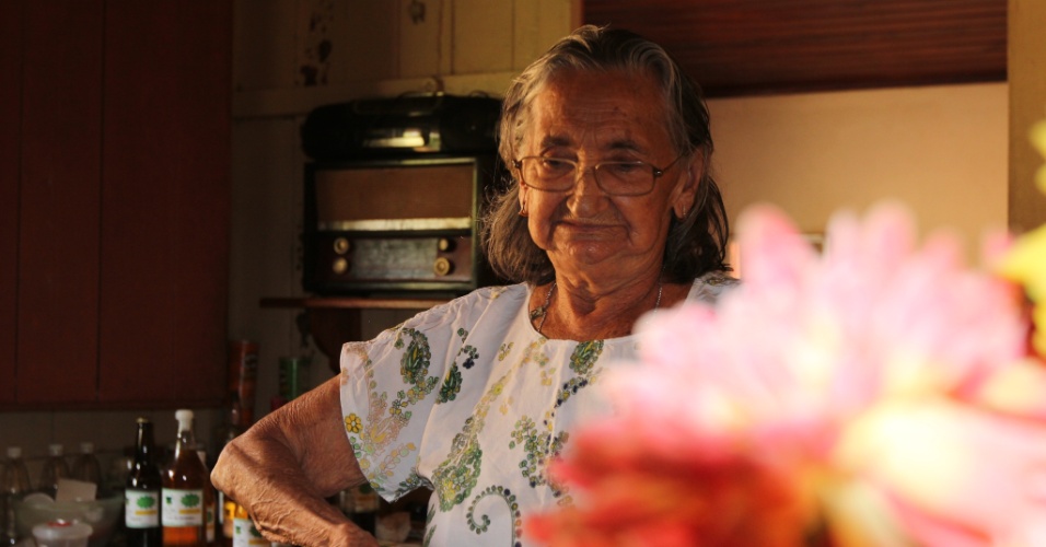 21.set.2012 - Maria Cosson, 83, é a doceira mais antiga de Xapuri, no Acre
