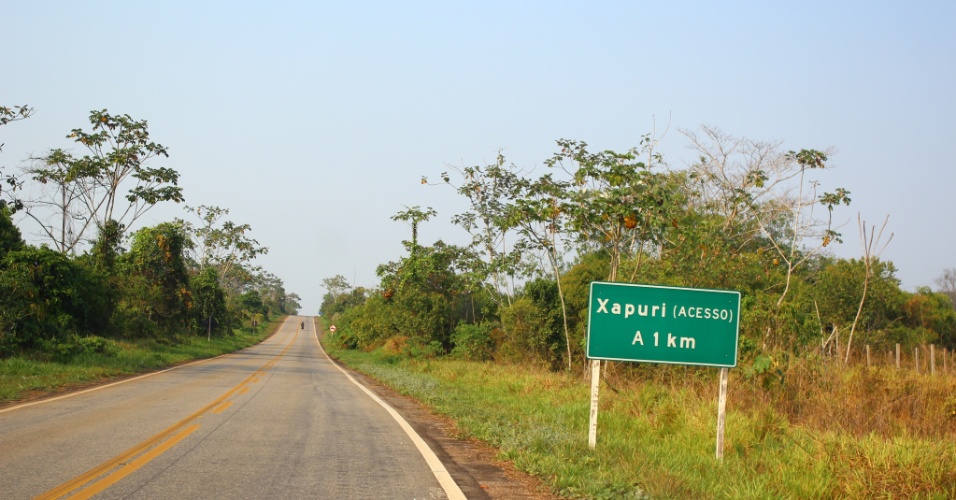 21.set.2012 - Placa indica acesso à Xapuri, no Acre