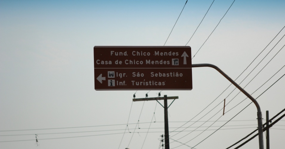 21.set.2012 - Placa indica sentido da Fundação Chico Mendes e da casa de Chico Mendes em Xapuri (AC)