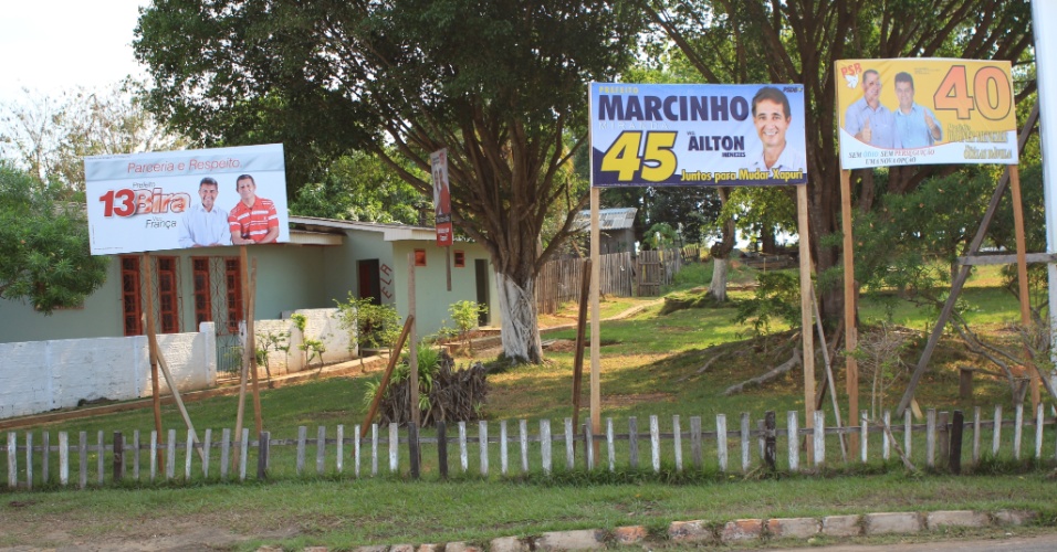 21.set.2012 - Placas de candidatos de Xapuri, no Acre, ocupam o mesmo terreno