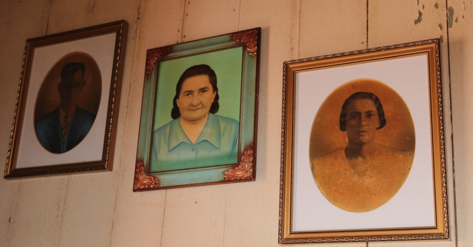 21.set.2012 - Retratos antigos enfeitam a parede da casa de Maria Cansson, 83, em Xapuri (AC)