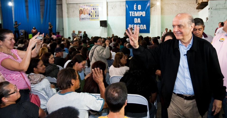 23.set.2012 - O candidato do PSDB à Prefeitura de São Paulo, José Serra (à dir.), visitou neste domingo (23) a assembleia geral da Associação dos Trabalhadores Sem Terra de São Paulo