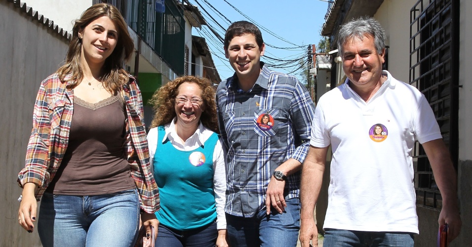 23.set.2012 - A candidata do PC do B à Prefeitura de Porto Alegre, Manuela D'Ávila, fez caminhada em bairros da zona da sul da cidade