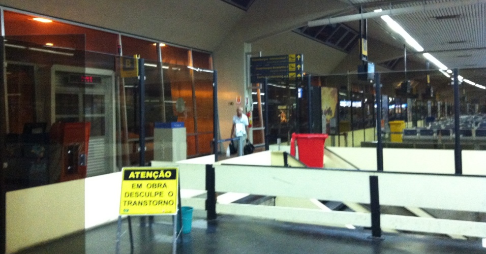 24.set.2012 - Aeroporto Internacional Eduardo Gomes, em Manaus (AM), tem goteira em sala de desembarque