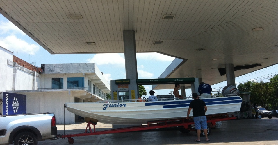 24.set.2012 - Barco é abastecido em posto de combustível em Manaus, no Amazonas