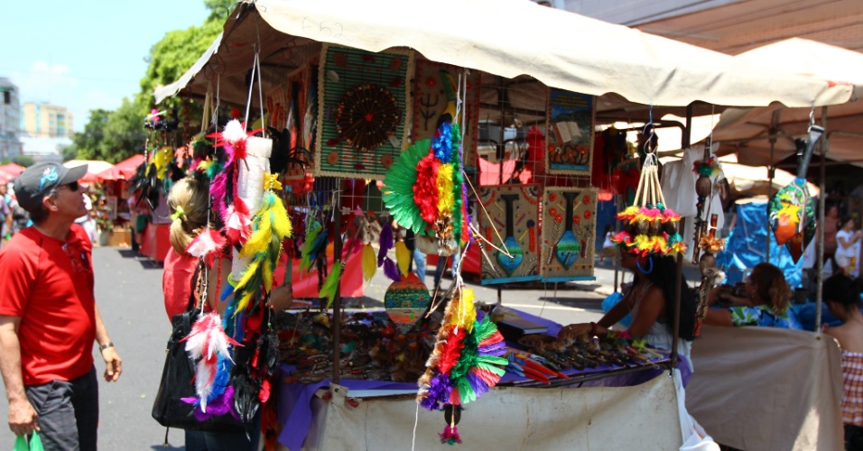 24.set.2012 - Barraca vende produtos ligados à cultura indígena, em Manaus (AM)