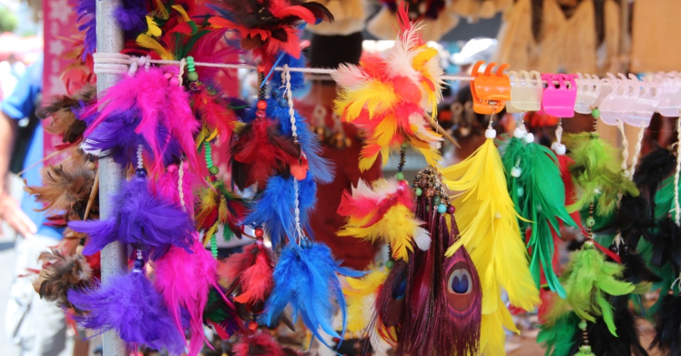 24.set.2012 - Brincos e colares de penas são vendidos em feira de Manaus, no Amazonas