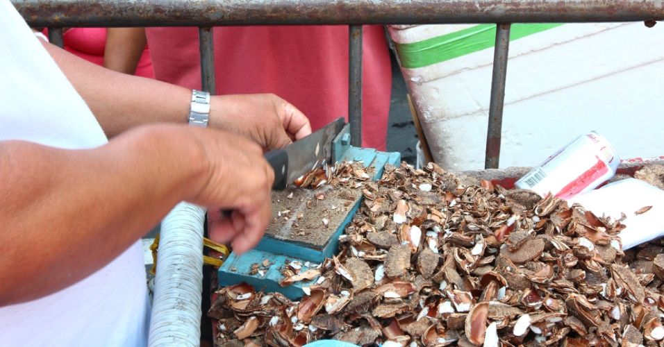 24.set.2012 - Comércio local em Manaus, no Amazonas, vende castanhas